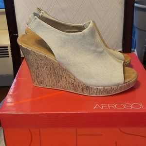 Wkmens wedge heels
